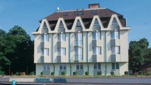 A multi-story hotel with a flat roof and a sign reading "HOTEL BARNA". - Bara (Budapest)