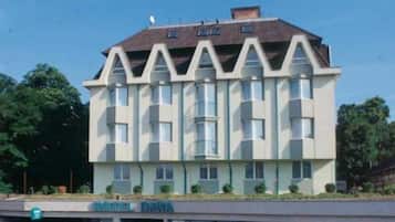 Un hotel de varios pisos con techo plano y un cartel que dice 'HOTEL BARNA'.