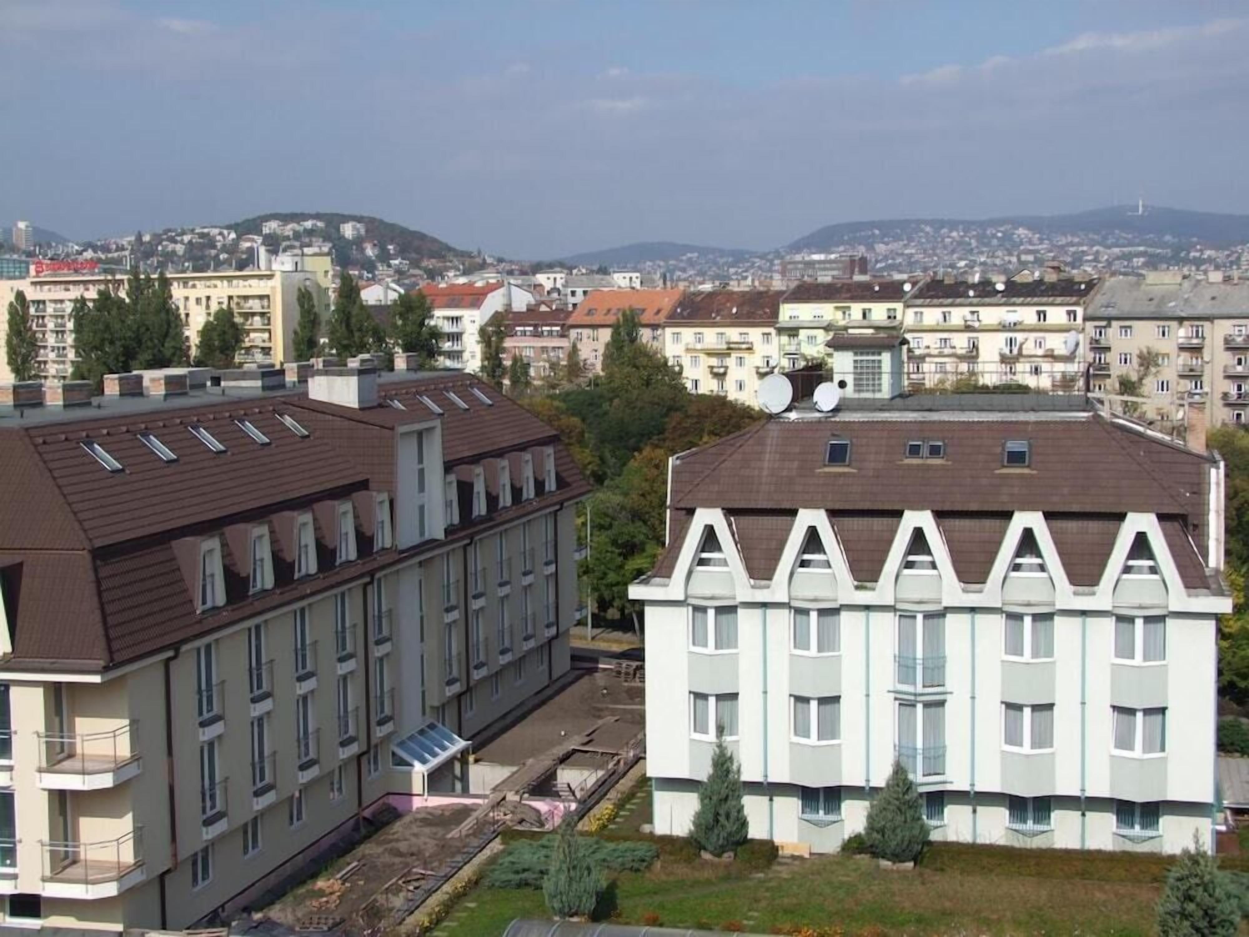 Un edificio residencial de varios pisos con techo plano y numerosas ventanas.