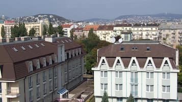 Un edificio residencial de varios pisos con techo plano y numerosas ventanas.