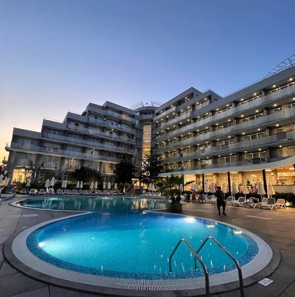 حمّام سباحة خارجي