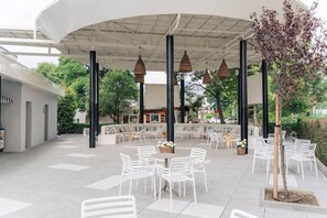 تناول الطعام بالخارج