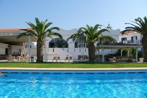 Outdoor pool - Saint Nicholas Hotel Samos (Samos)