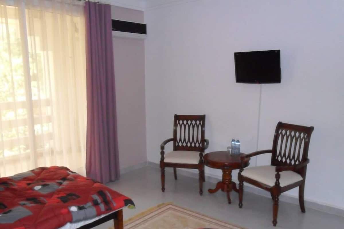 Triple Room | Minibar, in-room safe, desk, blackout curtains
