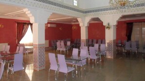 يتم تقديم الإفطار والغداء والعشاء