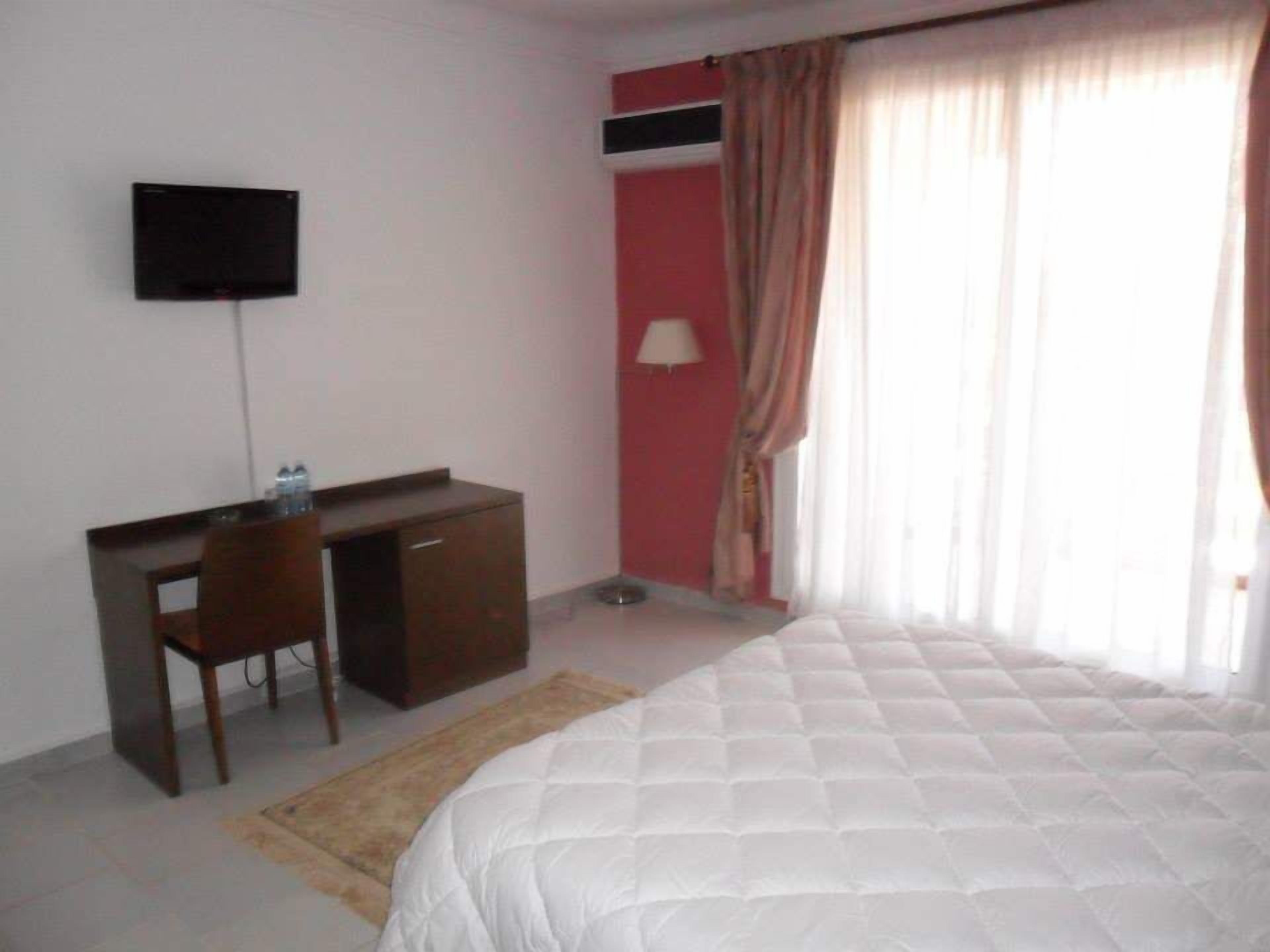 Single Room | Minibar, in-room safe, desk, blackout curtains