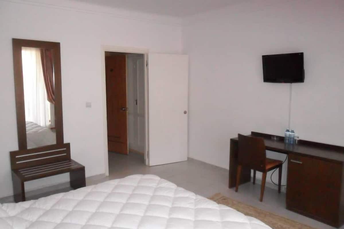 Single Room | Minibar, in-room safe, desk, blackout curtains