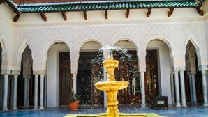 A fountain with water jets in a courtyard with arches and columns. - Hotel Les Zianides (Tlemcen)