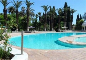 Outdoor pool, pool umbrellas, sun loungers