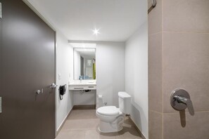 Un baño pequeño con inodoro, lavabo y espejo.