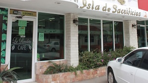 A hotel named "Antojitos La Reconquista" with a cafe called "La Reconquista Cafe" on the ground floor. - Hotel Isla de Sacrificio (Veracruz)
