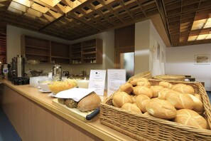 A buffet counter with bread, condiments, and a menu. - Hotel Tia Smart Natur (Kaunertal)