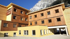 Un edificio moderno con múltiples ventanas y un letrero que dice 'TIA MONTE SMART'.
