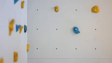 Una pared con presas de escalada dispuestas en un patrón de cuadrícula.