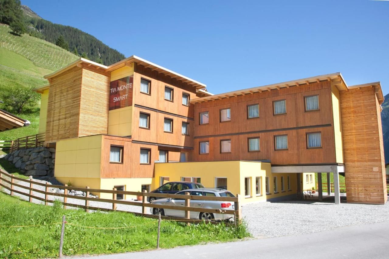 A multi-story building with a sign reading 'TIA MONTAGE SMART'.