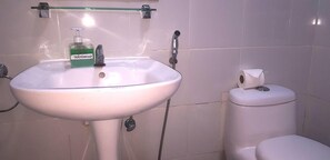 Bathroom - Dive Gurus Boracay Beach Resort (Boracay Island)