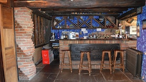 Bar (trong khuôn viên)