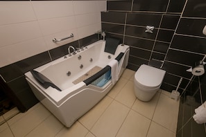 4 bedrooms, Egyptian cotton sheets, premium bedding, memory foam beds - The Clarion Hotel (Nairobi)
