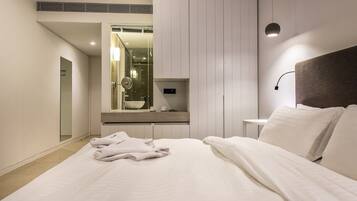 Deluxe Double Room | In-room safe, free cots/infant beds, free WiFi, bed sheets