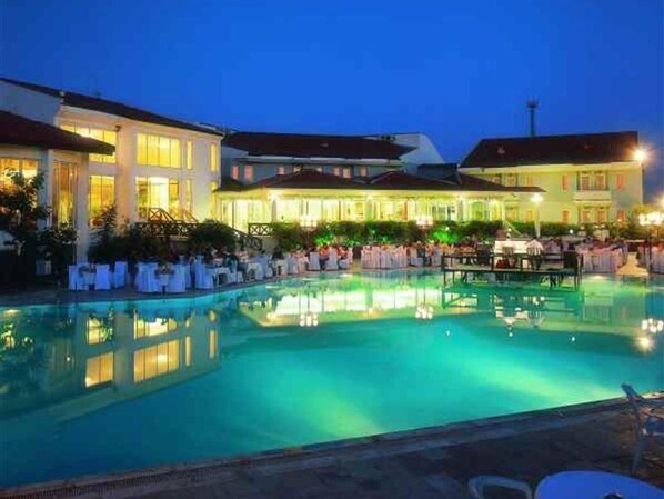 Una piscina al aire libre