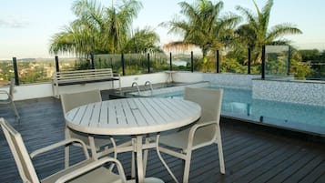 Una piscina al aire libre