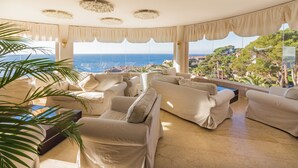 A spacious living room with a view of the sea and a mountainous landscape. - Eden Roc (Sant Feliu de Guixols)