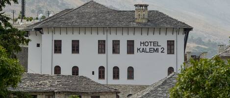 A white building with the sign "HOTEL KALEMIO 2" indicating it is a hotel.