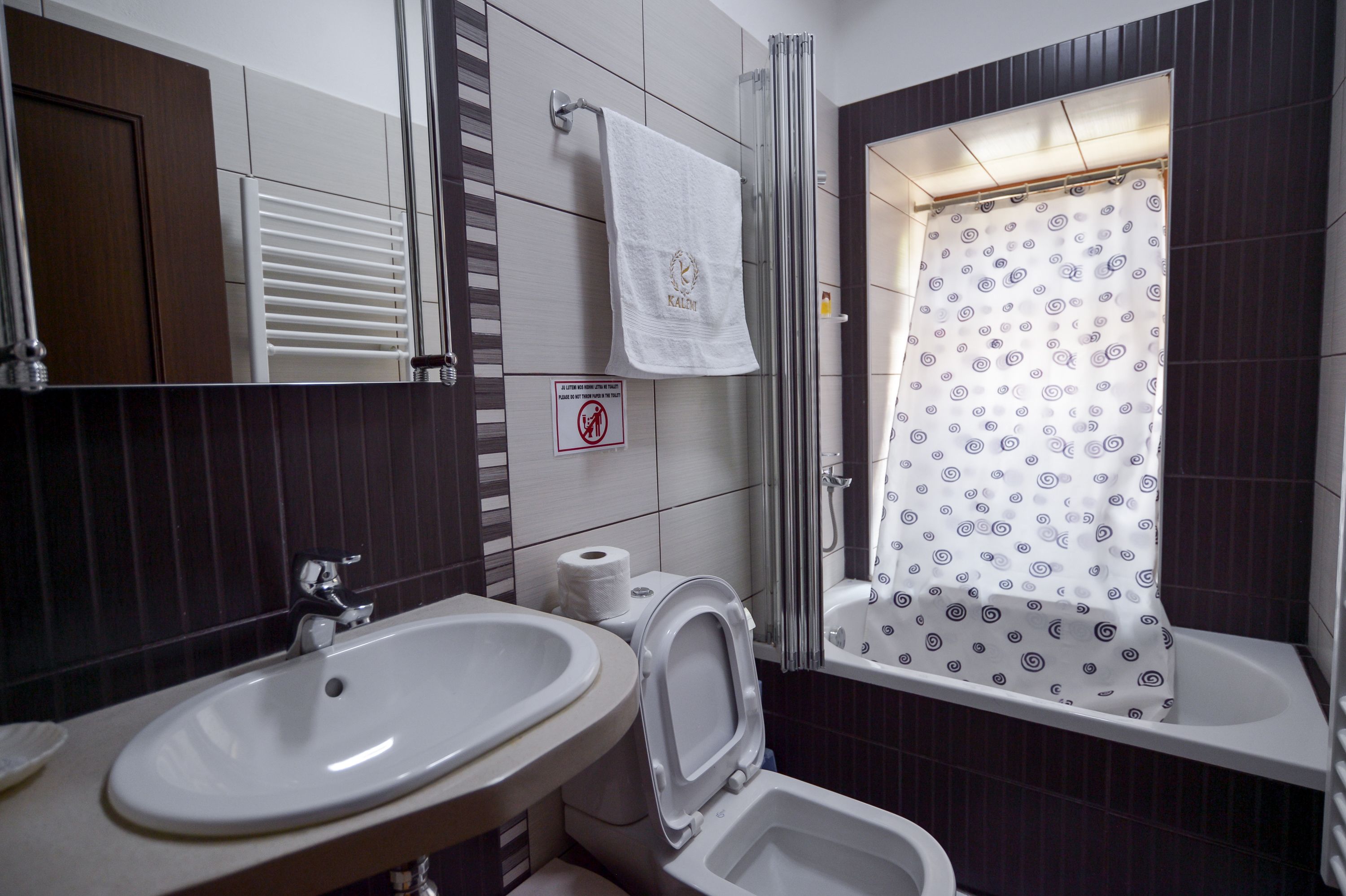 junior suite | bathroom | free toiletries, hair dryer, slippers, towels