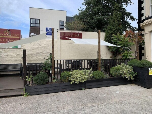 Outdoor dining - Beech Mount Hotel (Liverpool)