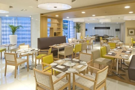 Restaurante. Holiday Inn MUSCAT AL SEEB by IHG