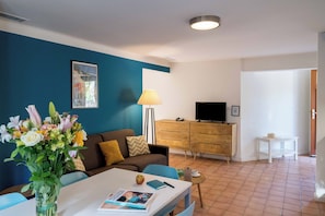 Apartment 4-6 persons, Sea View Balcony, Upper Floor | Living area | 0-inch LCD TV with satellite channels, TV, DVD player - La Residence du Bailli (Rayol-Canadel-sur-Mer)