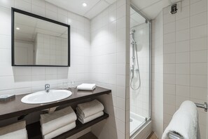 Dusche, kostenlose Toilettenartikel, Haartrockner, Handtücher
