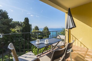 In-room safe, blackout curtains, soundproofing, free cots/infant beds - La Residence du Bailli (Rayol-Canadel-sur-Mer)