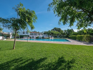 Piscine extérieure en saison