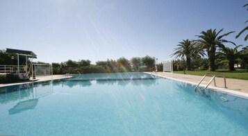 季节性开放的室外游泳池