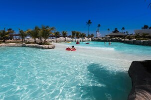 Una piscina techada, una piscina al aire libre