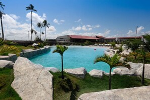 Una piscina techada, una piscina al aire libre