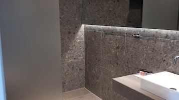 Amenidades de baño gratuitas, secadora de cabello, pantuflas, toallas