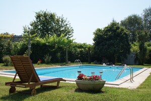 Una piscina al aire libre de temporada