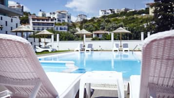 Una piscina al aire libre de temporada