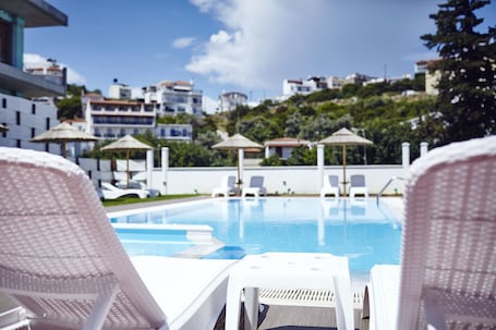 Una piscina al aire libre de temporada
