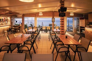 Serveert ontbijt, lunch, diner, stranduitzicht 