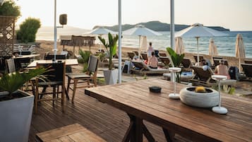 Frühstück, Mittagessen, Abendessen und Brunch werden serviert