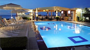 Piscine extérieure, parasols, chaises longues