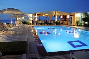 Outdoor pool, pool umbrellas, sun loungers