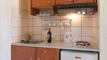 Estudio (3 Guests) | Cocineta privada | Frigobar, parrilla de estufa y utensilios de cocina