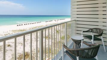 Caja de seguridad en la habitación y escritorio