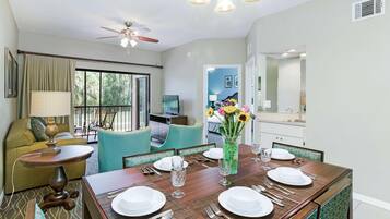 Een strijkplank/strijkijzer