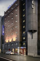 Fachada de la propiedad por la tarde o noche