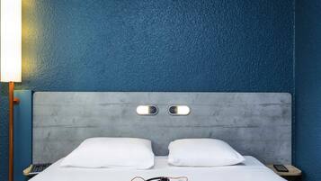 Bureau, chambres insonorisées, fer et planche à repasser